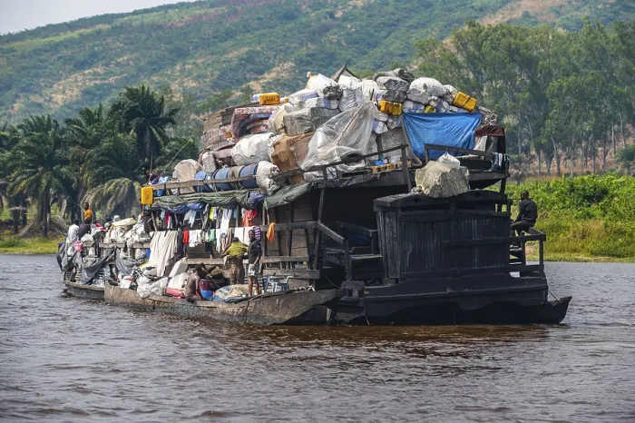 Gerahmter Druck : Überladener Flussdampfer auf dem Kongo-Fluss, DR Kongo. Gerahmter Druck : Überladener Flussdampfer auf dem Kongo-Fluss, DR Kongo.