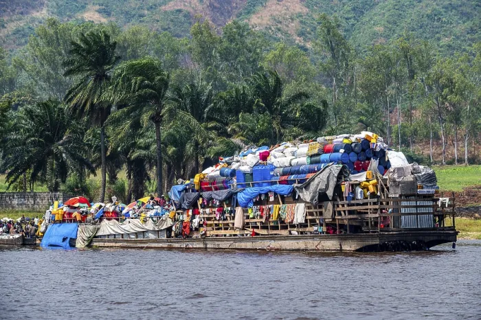 Gerahmter Druck : Überladener Flussdampfer auf dem Kongo-Fluss, DR Kongo.