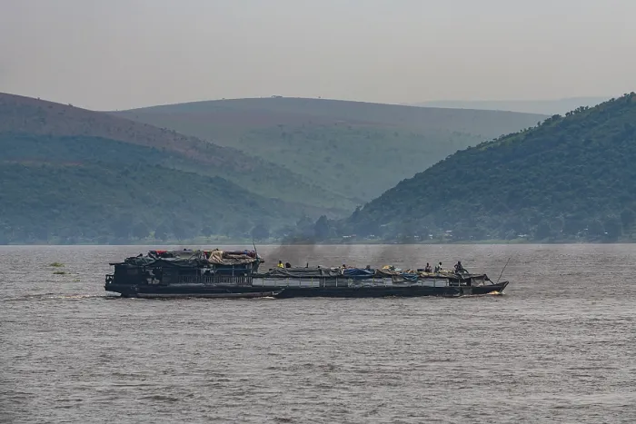 Gerahmter Druck : Überladener Flussdampfer auf dem Kongo-Fluss, DR Kongo Gerahmter Druck : Überladener Flussdampfer auf dem Kongo-Fluss, DR Kongo