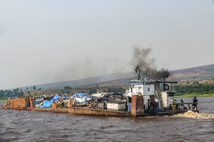 Gerahmter Druck : Überladener Flussschiff auf dem Kongo, DR Kongo. Gerahmter Druck : Überladener Flussschiff auf dem Kongo, DR Kongo.