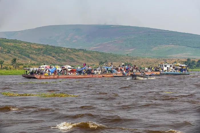 Gerahmter Druck : Überlasteter Flussdampfer auf dem Kongo-Fluss, DR Kongo. Gerahmter Druck : Überlasteter Flussdampfer auf dem Kongo-Fluss, DR Kongo.