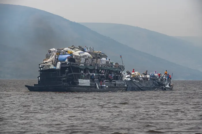 Gerahmter Druck : Überladener Flussdampfer auf dem Kongo-Fluss, DR Kongo.