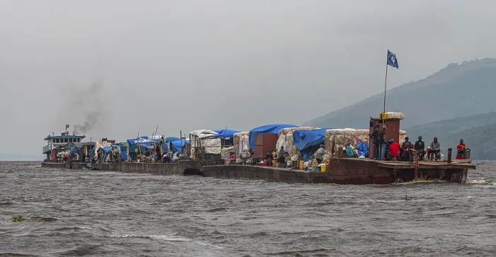 Gerahmter Druck : Überladener Flussdampfer auf dem Kongo, Demokratische Republik Kongo Gerahmter Druck : Überladener Flussdampfer auf dem Kongo, Demokratische Republik Kongo
