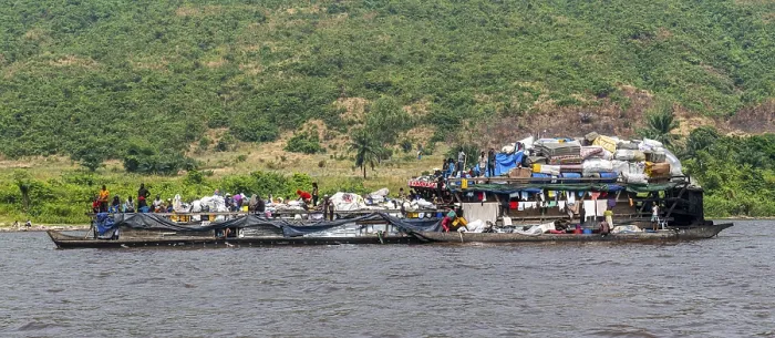 Gerahmter Druck : Überlasteter Flussdampfer auf dem Kongo, DR Kongo Gerahmter Druck : Überlasteter Flussdampfer auf dem Kongo, DR Kongo