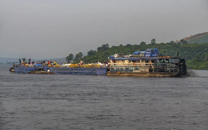 Gerahmter Druck : Überladener Flussdampfer auf dem Kongo, DR Kongo. Gerahmter Druck : Überladener Flussdampfer auf dem Kongo, DR Kongo.