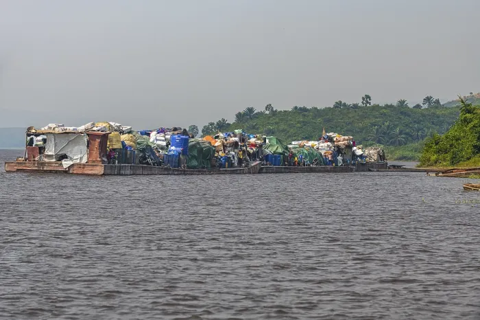 Gerahmter Druck : Überladener Flussdampfer auf dem Kongo, DR Kongo Gerahmter Druck : Überladener Flussdampfer auf dem Kongo, DR Kongo