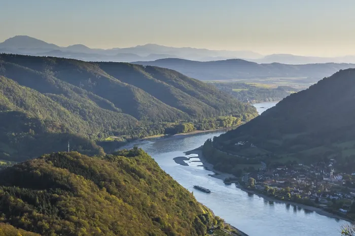 Gerahmter Druck : Blick vom Aggstein-Schloss über die Donau. Gerahmter Druck : Blick vom Aggstein-Schloss über die Donau.
