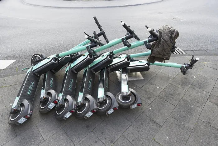 Gerahmter Druck : Umgekippte E-Scooter, E-Scooter-Verleihsystem Gerahmter Druck : Umgekippte E-Scooter, E-Scooter-Verleihsystem