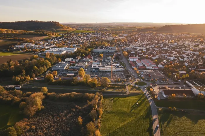 Gerahmter Druck : Übersicht über eine Stadt im Herbst, umgeben von Feldern. Gerahmter Druck : Übersicht über eine Stadt im Herbst, umgeben von Feldern.
