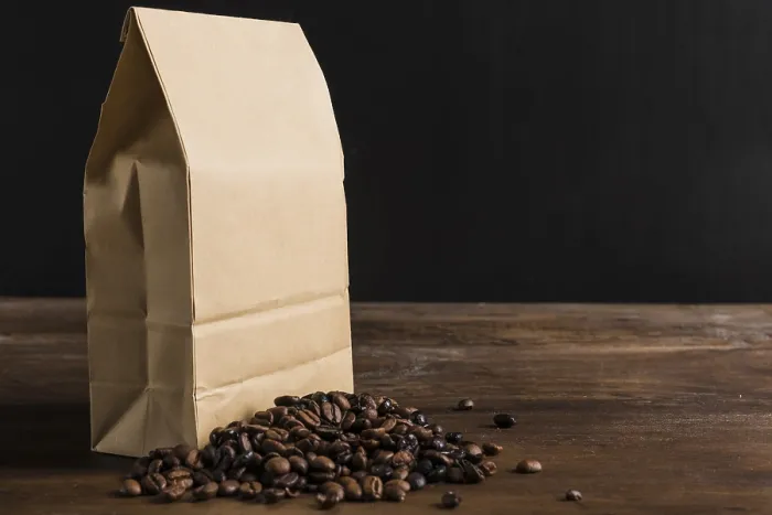 Gerahmter Druck : Kaffeebohnen verpacken. Gerahmter Druck : Kaffeebohnen verpacken.