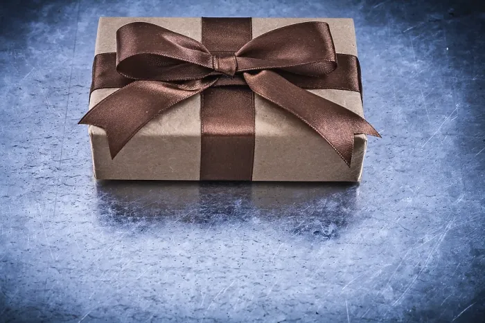 Gerahmter Druck : Gepackte Geschenkkisten mit braunem Band, horizontaler Version, Feiertagskonzept. Gerahmter Druck : Gepackte Geschenkkisten mit braunem Band, horizontaler Version, Feiertagskonzept.
