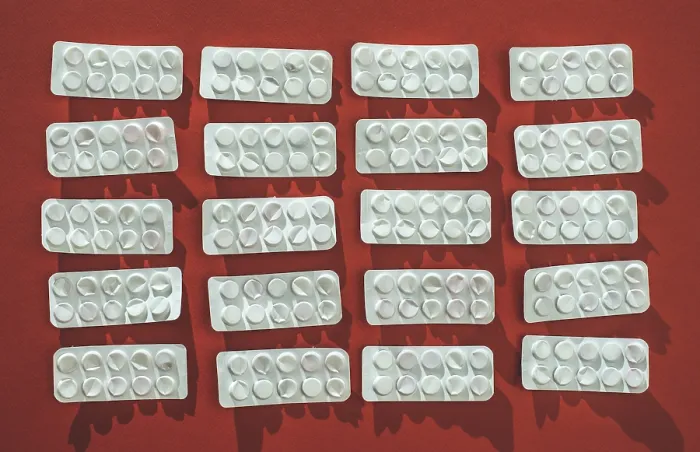 Gerahmter Druck : Pillenpackungen auf rotem Hintergrund. Gerahmter Druck : Pillenpackungen auf rotem Hintergrund.