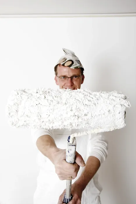 Gerahmter Druck : Malermann mit Farbwalze Gerahmter Druck : Malermann mit Farbwalze