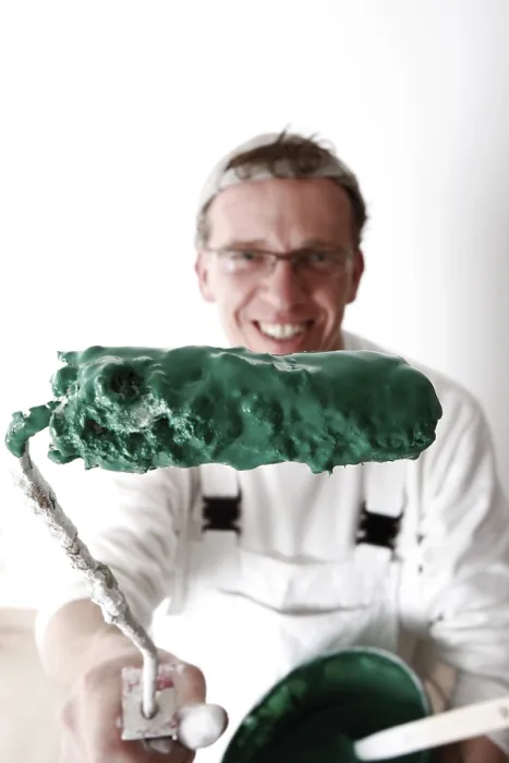 Gerahmter Druck : Malender mit Farbwalze Gerahmter Druck : Malender mit Farbwalze