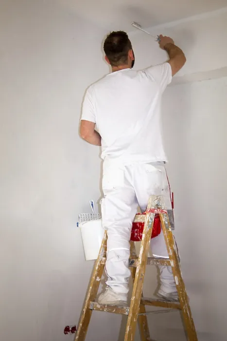 Gerahmter Druck : Der Maler renoviert ein altes Apartment. Gerahmter Druck : Der Maler renoviert ein altes Apartment.