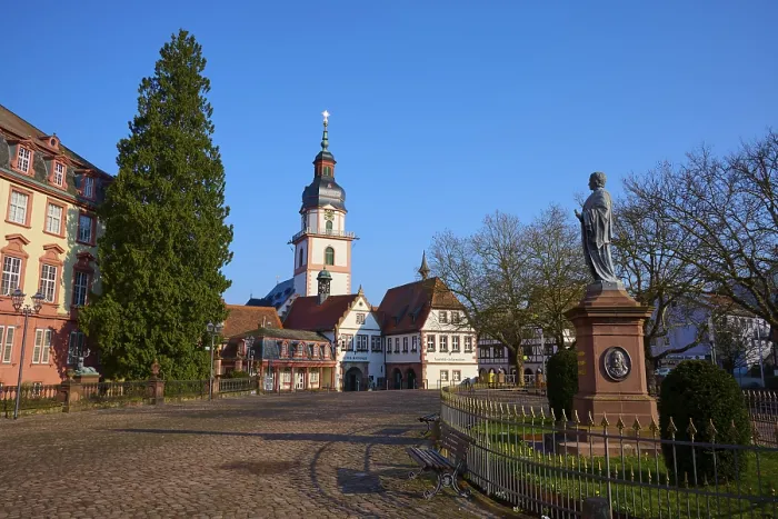 Gerahmter Druck : Bildhauer Szene eines historischen Platzes mit einem Turm. Gerahmter Druck : Bildhauer Szene eines historischen Platzes mit einem Turm.