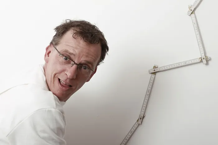 Gerahmter Druck : Malender mit Lineal Gerahmter Druck : Malender mit Lineal