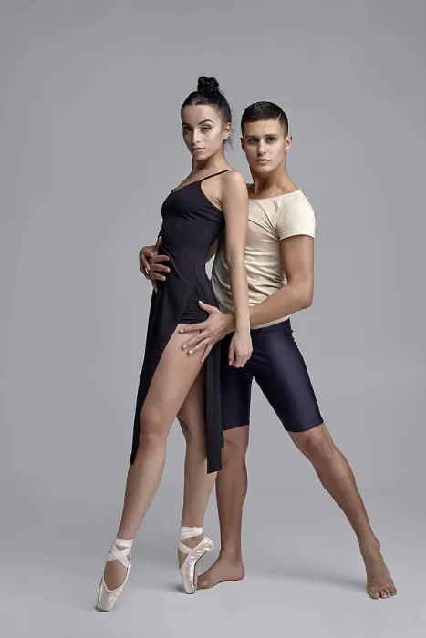 Gerahmter Druck : Paar moderner Balletttänzer, die sich über einem grauen Studiohintergrund ablichten und auf die Kamera schauen. Gerahmter Druck : Paar moderner Balletttänzer, die sich über einem grauen Studiohintergrund ablichten und auf die Kamera schauen.