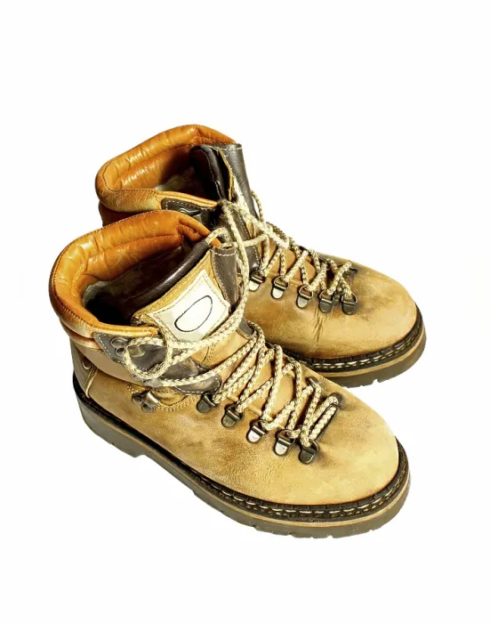 Gerahmter Druck : Ein Paar alte gelbe Stiefel. Gerahmter Druck : Ein Paar alte gelbe Stiefel.