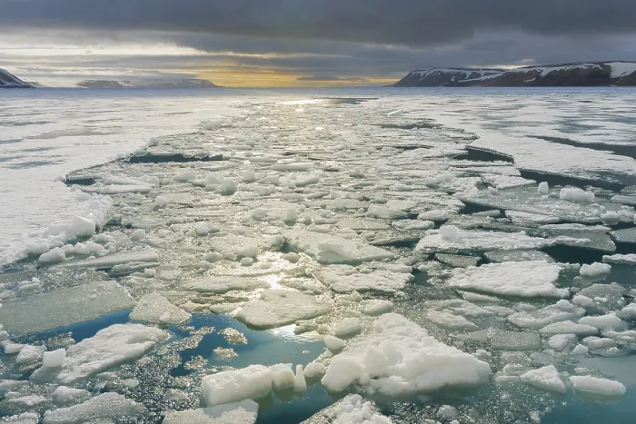 Gerahmter Druck : Palanderbukta-Bucht, Packeis-Muster. Gerahmter Druck : Palanderbukta-Bucht, Packeis-Muster.