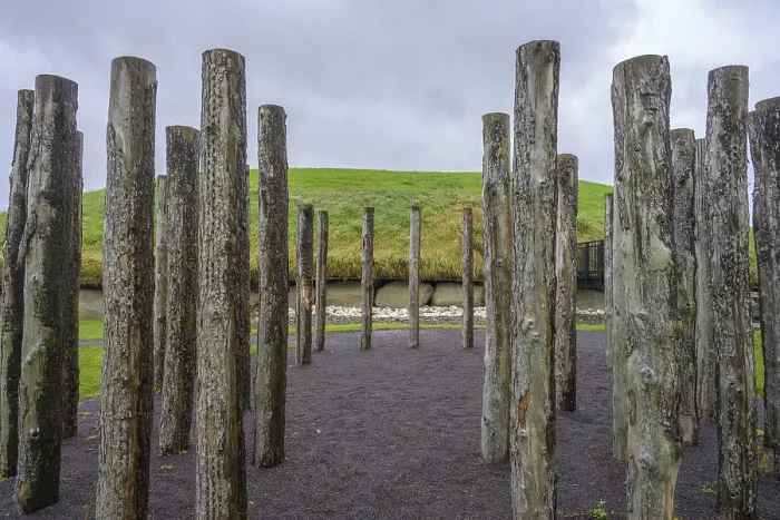 Gerahmter Druck : Palisaden am Megalithkomplex von Knowth Gerahmter Druck : Palisaden am Megalithkomplex von Knowth