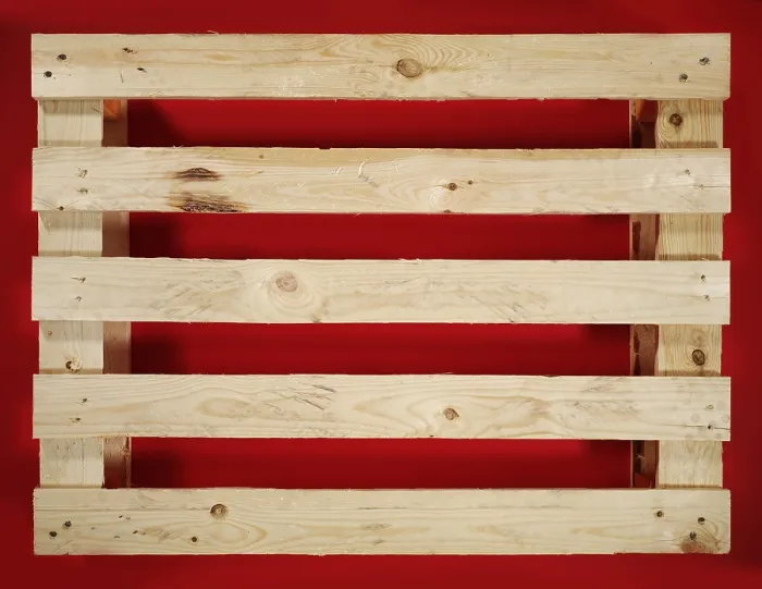Gerahmter Druck : Pallet auf roter Oberfläche. Gerahmter Druck : Pallet auf roter Oberfläche.