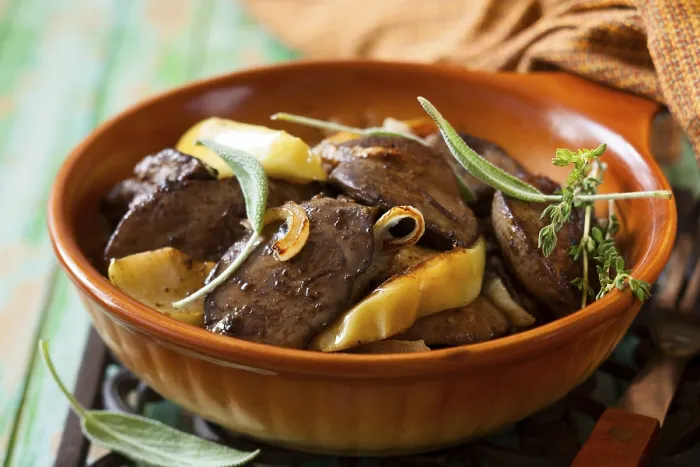 Gerahmter Druck : Pan-Frittierte Hähnchenleber mit Apfel. Gerahmter Druck : Pan-Frittierte Hähnchenleber mit Apfel.