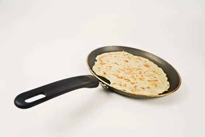 Gerahmter Druck : Pfannkuchen in einer Pfanne Gerahmter Druck : Pfannkuchen in einer Pfanne