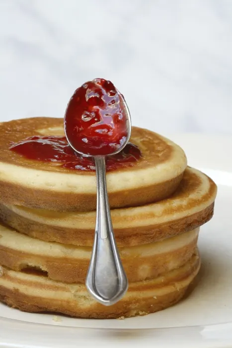 Gerahmter Druck : Pfannkuchen mit Himbeermarmelade und Löffel. Gerahmter Druck : Pfannkuchen mit Himbeermarmelade und Löffel.