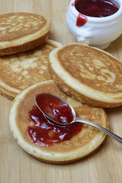 Gerahmter Druck : Pfannkuchen mit Himbeermarmelade und Löffel. Gerahmter Druck : Pfannkuchen mit Himbeermarmelade und Löffel.