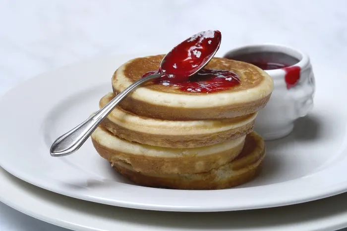 Gerahmter Druck : Pfannkuchen mit Himbeermarmelade und Löffel Gerahmter Druck : Pfannkuchen mit Himbeermarmelade und Löffel