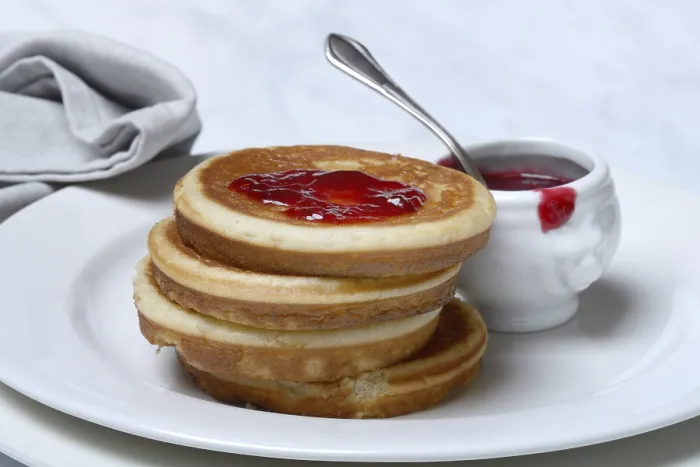 Gerahmter Druck : Pfannkuchen mit Himbeermarmelade und Löffel. Gerahmter Druck : Pfannkuchen mit Himbeermarmelade und Löffel.