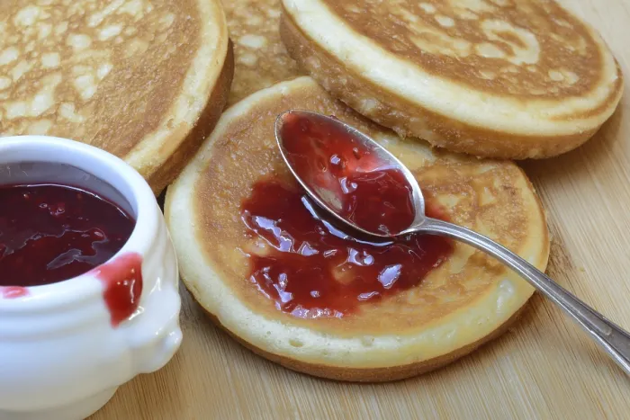 Gerahmter Druck : Pfannkuchen mit Himbeermarmelade und Löffel Gerahmter Druck : Pfannkuchen mit Himbeermarmelade und Löffel
