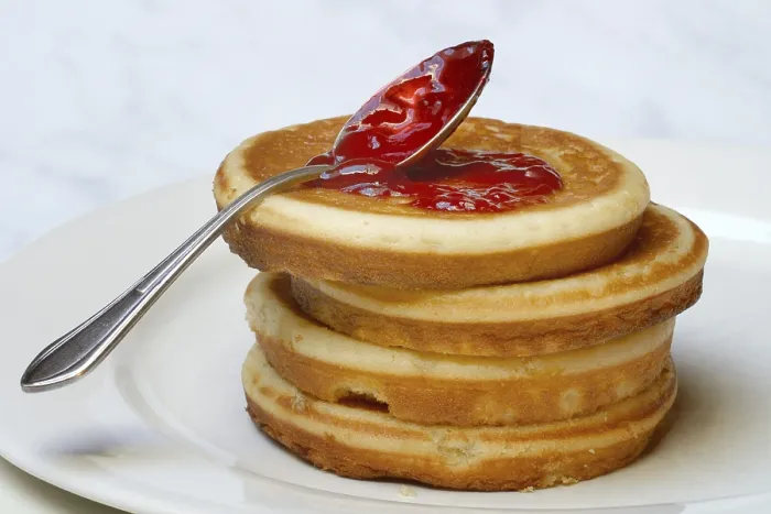 Gerahmter Druck : Pfannkuchen mit Himbeermarmelade und Löffel. Gerahmter Druck : Pfannkuchen mit Himbeermarmelade und Löffel.
