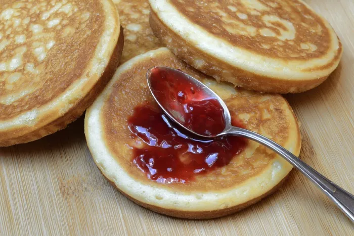 Gerahmter Druck : Pfannkuchen mit Himbeermarmelade und Löffel. Gerahmter Druck : Pfannkuchen mit Himbeermarmelade und Löffel.