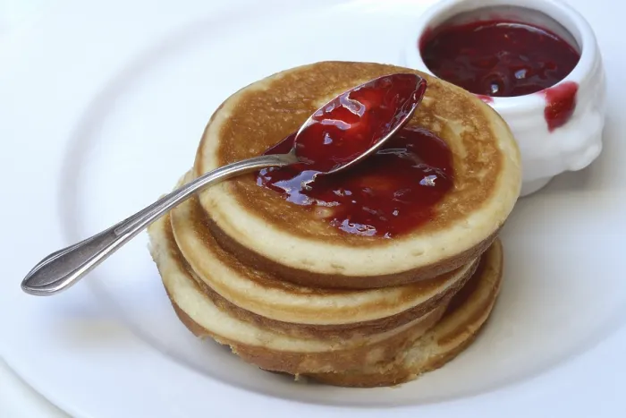Gerahmter Druck : Pfannkuchen mit Himbeermarmelade und Löffel. Gerahmter Druck : Pfannkuchen mit Himbeermarmelade und Löffel.