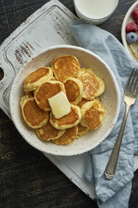 Gerahmter Druck : Pfannkuchen-Cereal, winzig dünne lustige Crumpet Gerahmter Druck : Pfannkuchen-Cereal, winzig dünne lustige Crumpet