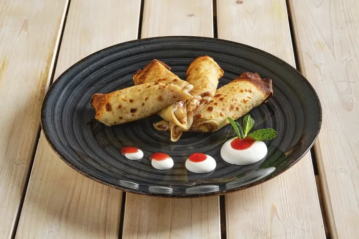 Gerahmter Druck : Dünne Pfannkuchen mit Fruchtfüllung. Gerahmter Druck : Dünne Pfannkuchen mit Fruchtfüllung.