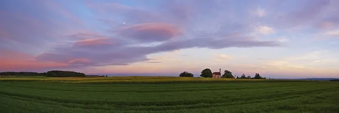 Gerahmter Druck : Panorama, Kapelle mit Wolken Gerahmter Druck : Panorama, Kapelle mit Wolken