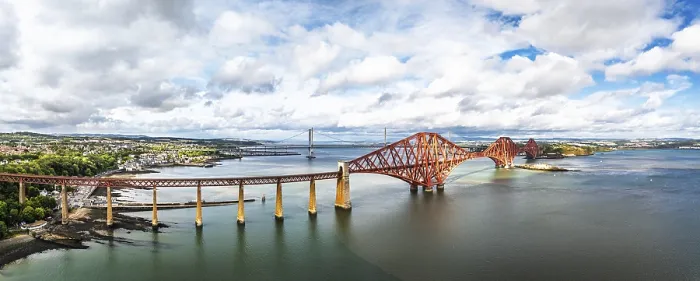 Gerahmter Druck : Panorama des Forth Bridge von einem Drohnen. Gerahmter Druck : Panorama des Forth Bridge von einem Drohnen.