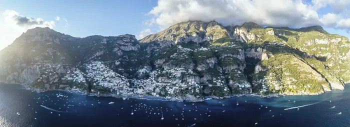 Gerahmter Druck : Panorama von Positano aus einer Drohne. Gerahmter Druck : Panorama von Positano aus einer Drohne.