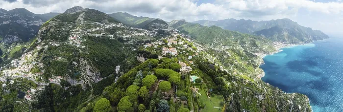 Gerahmter Druck : Panorama von Ravello aus einer Drohne. Gerahmter Druck : Panorama von Ravello aus einer Drohne.