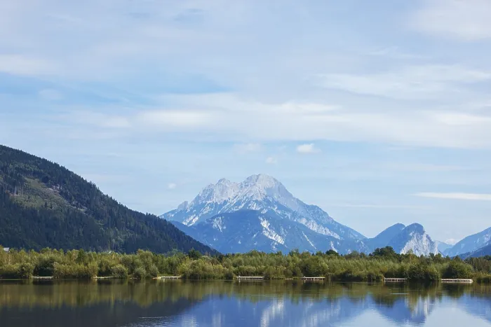 Gerahmter Druck : Panoramasee mit Berg im Hintergrund. Gerahmter Druck : Panoramasee mit Berg im Hintergrund.