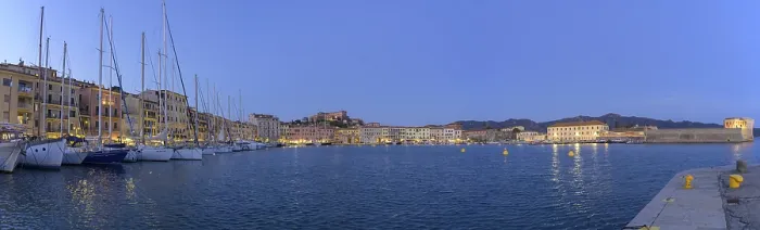 Gerahmter Druck : Panorama einer Marina in der Abenddämmerung, Hafen von Portoferraio, Provinz Livorno, Italien Gerahmter Druck : Panorama einer Marina in der Abenddämmerung, Hafen von Portoferraio, Provinz Livorno, Italien