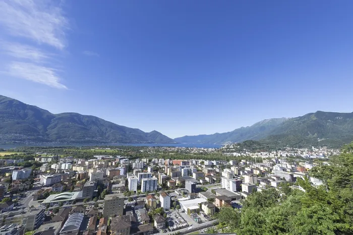 Gerahmter Druck : Panoramablick über einen alpinen Ort. Gerahmter Druck : Panoramablick über einen alpinen Ort.