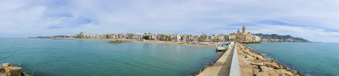 Gerahmter Druck : Panoramablick auf Strand und Promenade in Sitges. Gerahmter Druck : Panoramablick auf Strand und Promenade in Sitges.