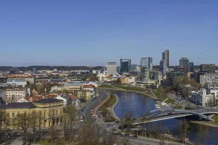 Gerahmter Druck : Panoramablick auf die Stadt mit einem Fluss. Gerahmter Druck : Panoramablick auf die Stadt mit einem Fluss.