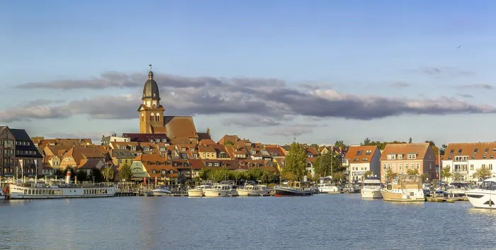 Gerahmter Druck : Panoramablick auf die Stadt Waren (Muritz) mit Hafenansicht vom Wasser in sonnigem Wetter mit blauen Himmel und leichter Wolkenbedeckung, Waren, Mecklenburg-Vorpommern, Deutschland Gerahmter Druck : Panoramablick auf die Stadt Waren (Muritz) mit Hafenansicht vom Wasser in sonnigem Wetter mit blauen Himmel und leichter Wolkenbedeckung, Waren, Mecklenburg-Vorpommern, Deutschland