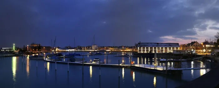 Gerahmter Druck : Panoramablick auf den Hafen, Abendansicht Gerahmter Druck : Panoramablick auf den Hafen, Abendansicht