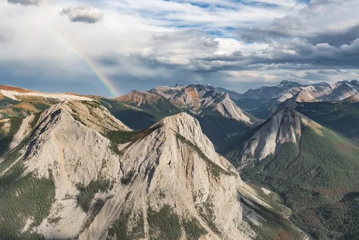 Gerahmter Druck : Panoramablick auf Berglandschaft mit Regenbogen. Gerahmter Druck : Panoramablick auf Berglandschaft mit Regenbogen.